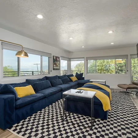 City Views & Cozy Nights In Renovated 3B 2B Oasis